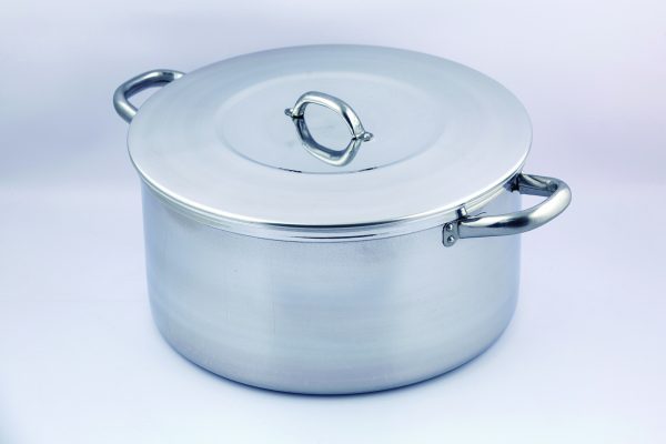 Caçarola polida com tampa e asas de Inox | Polished casserole pot with stainless steel handles and lid | Casserole et couvercle polie | Cacerola polida con tapadera